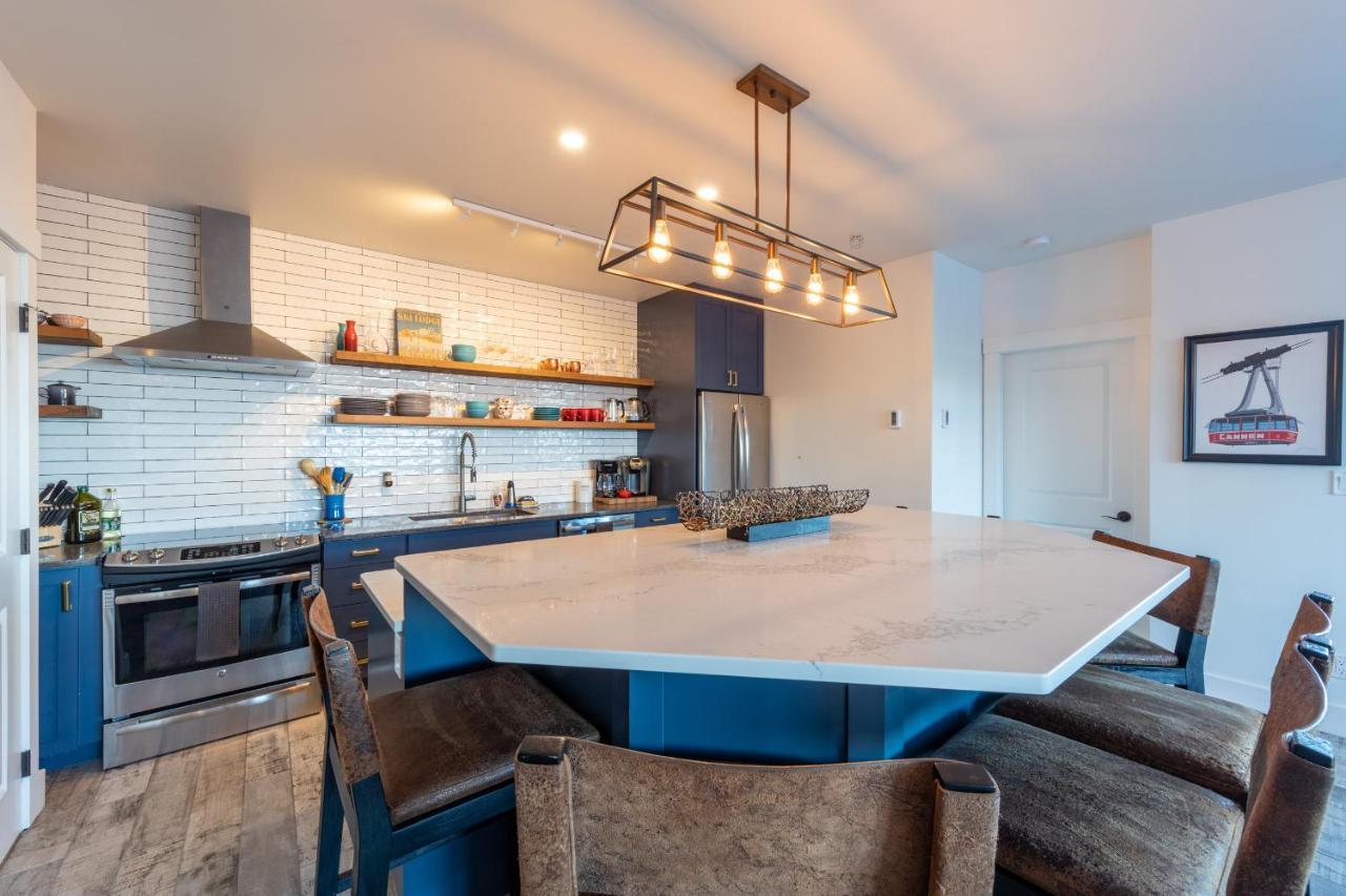 Fully Renovated Ski-In/Out Loft With Private Hot Tub! Golden Exterior foto